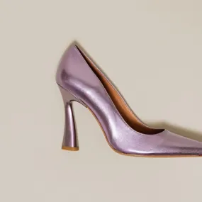 High heels and pointed toes in lilac metallic leather