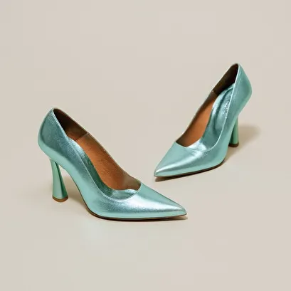 High heels and pointed toes in turquoise metallic leather