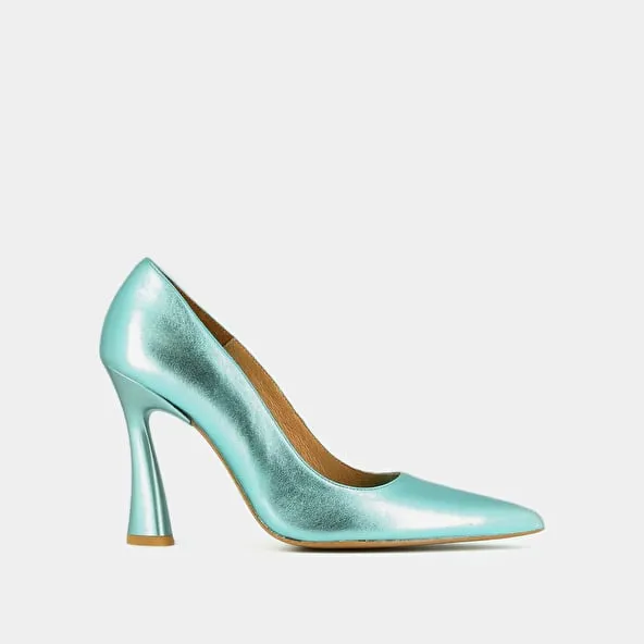 High heels and pointed toes in turquoise metallic leather