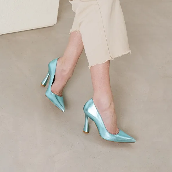 High heels and pointed toes in turquoise metallic leather