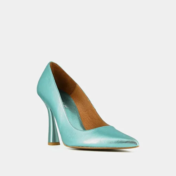 High heels and pointed toes in turquoise metallic leather