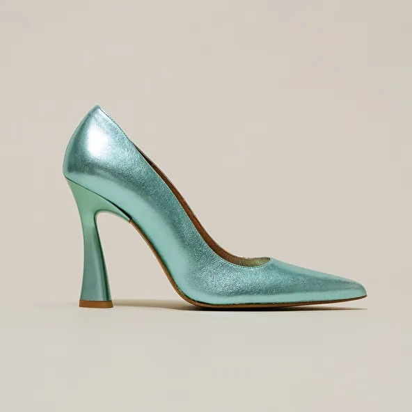 High heels and pointed toes in turquoise metallic leather