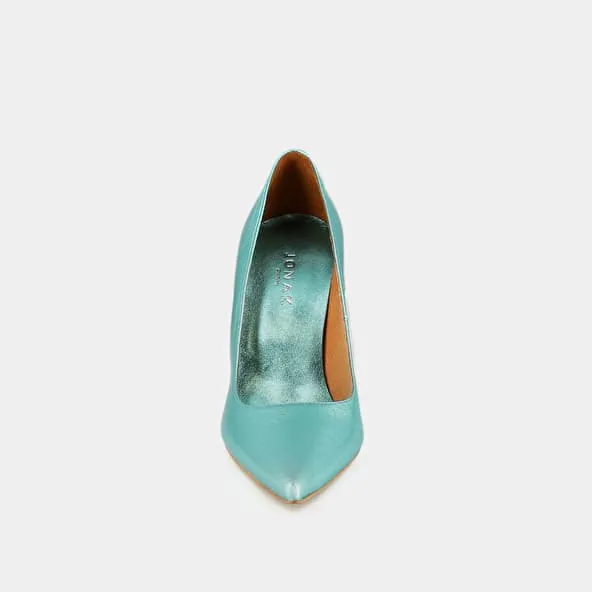 High heels and pointed toes in turquoise metallic leather