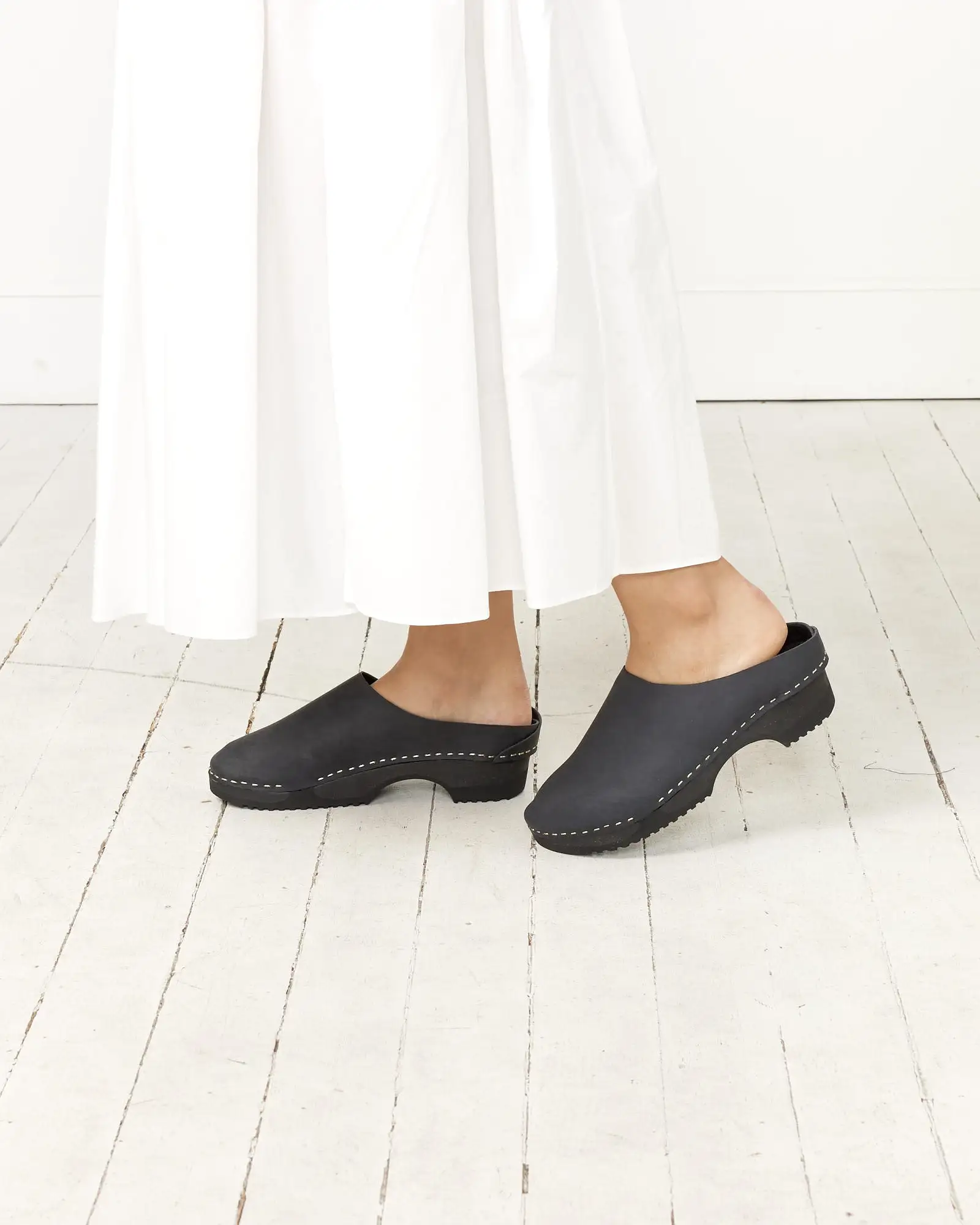 Leo Clog in Black